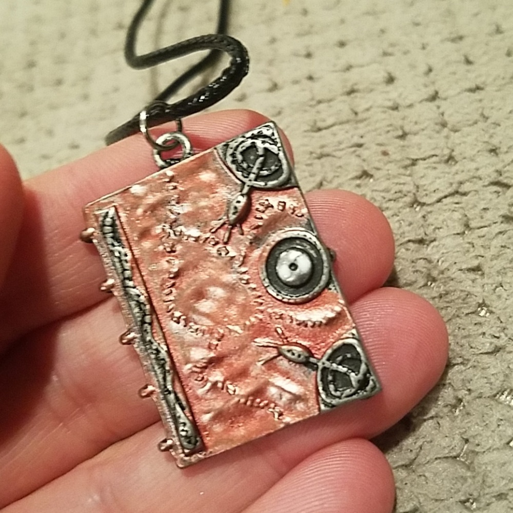 New hocus pocus necklace final drop last 1 - Picture 3 of 4